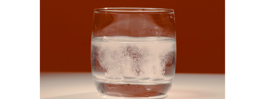 Hydrogen tablet dissolving in water beside HEALR H2, Apollo H2, H2Tab and Cymbiotika H2 products.